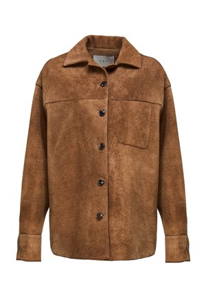 Chemise veste longue en daim marron à manches longues, avec des boutons noirs, une poche poitrine avant et un col large.