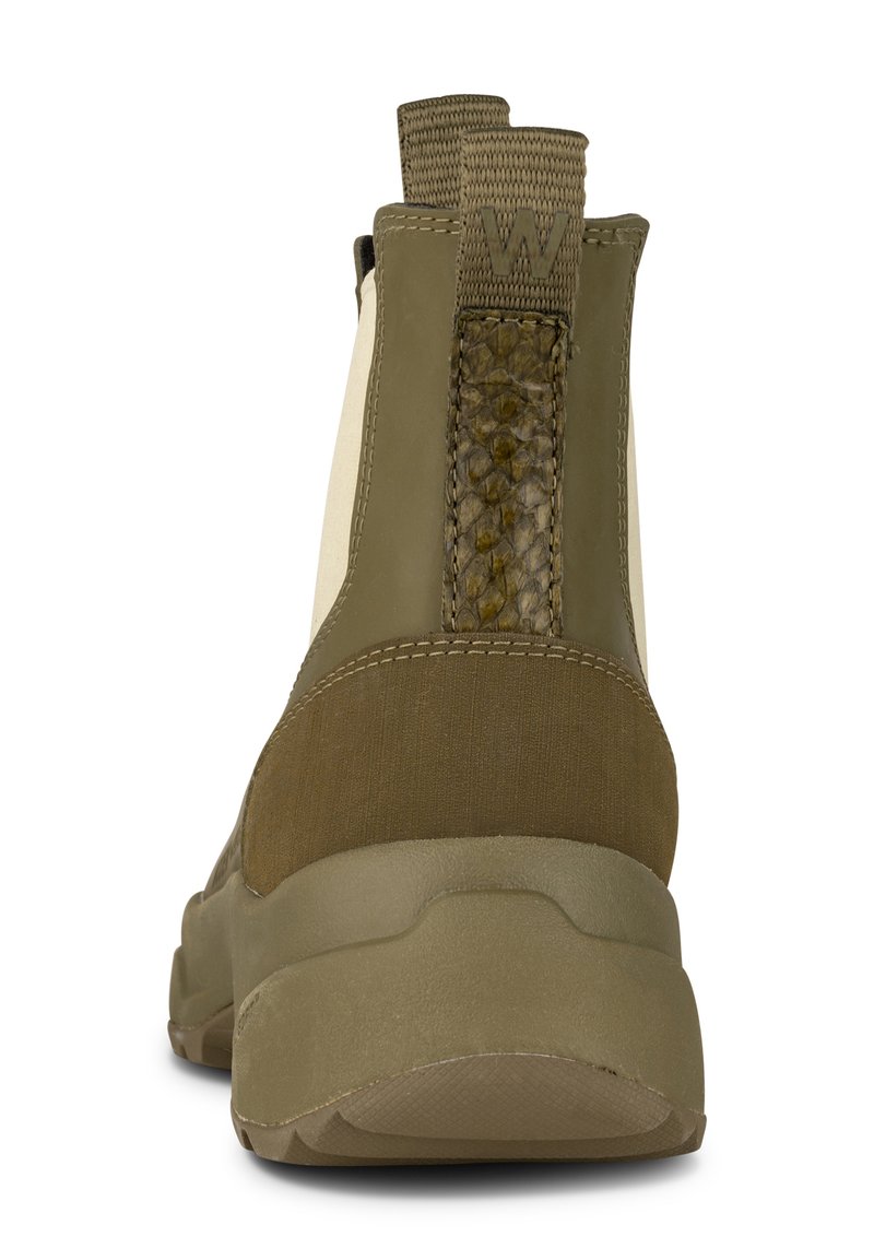 Oliwkowe botki za kostkę z teksturowanym brązowym akcentem, elastycznymi bocznymi panelami i wyściełanymi kołnierzami dla komfortu. Gumowe podeszwy zapewniające dobrą przyczepność.