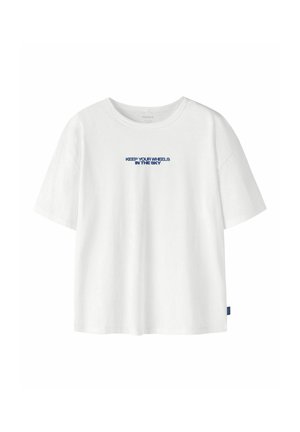 T-shirt blanc à manches courtes avec texte bleu "KEEP YOUR WHEELS IN THE SKY" centré sur la poitrine, col rond et une petite étiquette en tissu sur le côté.