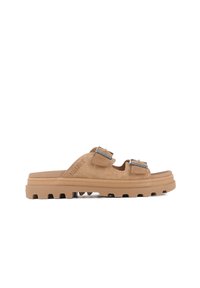 Hnědé semišové sandály s posuvnou podešví, dvěma nastavovacími kovovými přezkami a texturovanou gumovou podrážkou s výrazným vzorem pro lepší trakci.