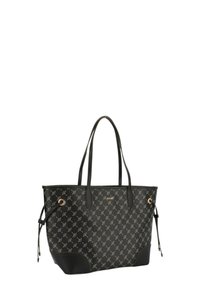 Bolsa tote negra con un textil estampado que presenta detalles en dorado. Tiene asas dobles, una forma estructurada y un fondo texturizado.