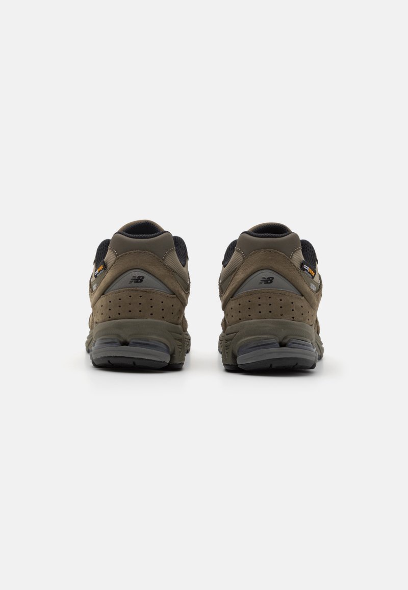 Chaussures de randonnée en suède marron et maille avec un col rembourré, des accents perforés et une semelle extérieure en caoutchouc noir. Présente la marque "GORE-TEX".