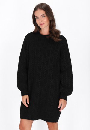 Schwarzes Strickkleid mit einem Zopfmuster, gerippten Bündchen und rundem Ausschnitt. Die lockere Passform und langen Ärmel schaffen eine lässige Silhouette.