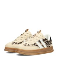 Sneaker in suede beige con dettagli in stampa leopardata, strisce bianche e suola in gomma marrone. Presentano una linguetta dorata per facilitarne l'indosso.