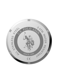 Retro di orologio in acciaio inossidabile con finitura lucida. Presenta un logo di giocatore di polo, la dicitura "5 ATM resistente all'acqua" e il testo "U.S. Polo Assn.".