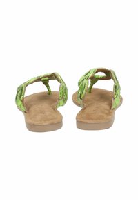 Sandales métalliques vertes avec une bride en boucle autour des orteils et un design de sangle florale. Silhouette plate avec une semelle intérieure en suede tan et un semelle texturée.