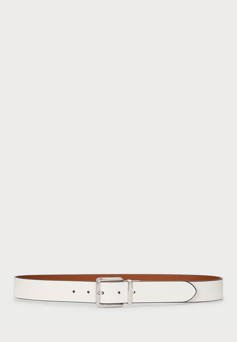 Cinto de couro branco com interior castanho, fivela de metal retangular e cinco buracos. Acabamento suave com detalhes de costura mínimos.