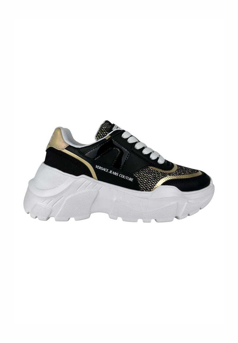 Sneaker nere chunky con suola bianca, dotate di accenti in rete e vernice lucida, dettagli dorati e tacco texturizzato. Design con lacci e logo.