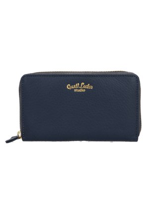 Cartera de cuero marino con acabado texturizado, cremallera dorada y logotipo grabado en la parte frontal. Cuenta con un cierre de cremallera alrededor para mayor seguridad.