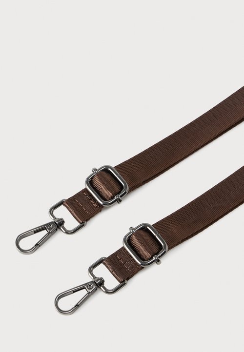 Sangles en nylon marron avec boucles et clips métalliques, présentant une finition texturée et une quincaillerie robuste, conçues pour la durabilité et le style.