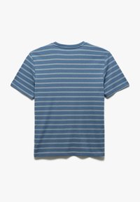 Camiseta de manga corta azul con rayas horizontales blancas, cuello redondo, material de algodón y un ajuste relajado. Sin logotipos ni acentos visibles.