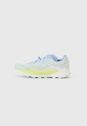 Scarpa da corsa azzurro chiaro con tomaia in rete, dettagli gialli e suola testurizzata. Le caratteristiche includono un branding minimal e un tallone imbottito.