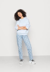 Monki Sweatshirt com capuz - light blue
