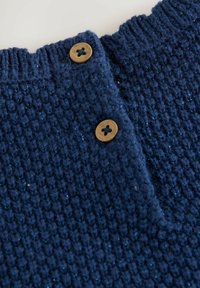 Navyblauer Strickpullover mit einem strukturierten Muster, geripptem Halsauschnitt und zwei runden braunen Knöpfen am Ausschnitt.