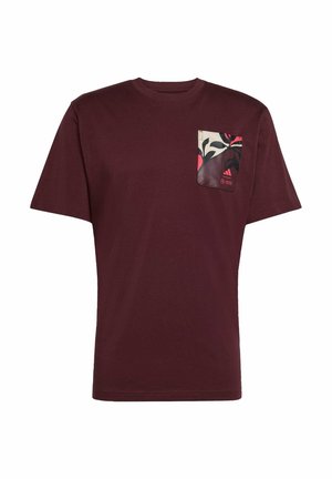 Vínová tričko vyrobené z bavlny, s kapsou na hrudi a květinovým vzorem v červené a černé barvě, kulatým výstřihem a krátkými rukávy.