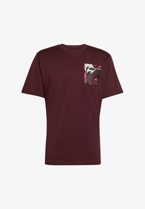 Bordeauxfarbenes T-Shirt aus Baumwolle mit einer Brusttasche mit einem floralen Muster in Rot und Schwarz, Rundhalsausschnitt und kurzen Ärmeln.