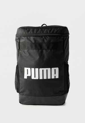 Zwarte Puma-rugzak met rits aan de bovenzijde, zijvakken van gaas en een opvallend wit Puma-logo aan de voorkant tegen een effen achtergrond.