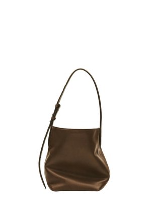 Braune Leder-Schultertasche mit einem verstellbaren Riemen, unten leicht schlaff.