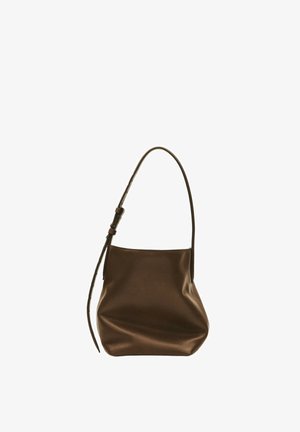 Braune Leder-Schultertasche mit einem verstellbaren Riemen, unten leicht schlaff.
