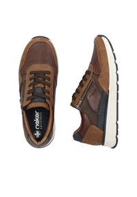 Bruine veterschoenen van een mix van glad en gestructureerd leer, met een zijrits, witte zool en contrasterende stiksels.