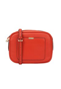 Rode leren crossbody tas met een rechthoekige vorm, ritsluiting, verstelbare schouderband en een voorvak met subtiele stiksels en gouden hardware.