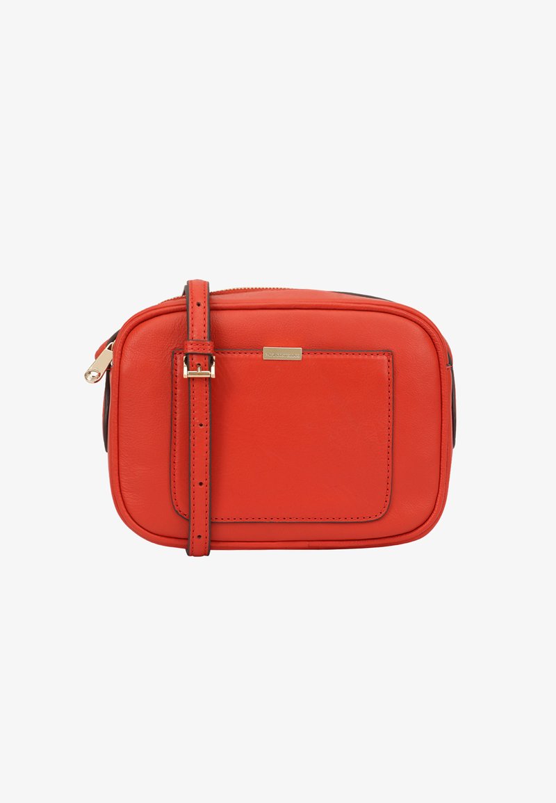 Rode leren crossbody tas met een rechthoekige vorm, ritsluiting, verstelbare schouderband en een voorvak met subtiele stiksels en gouden hardware.