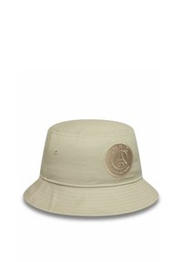 Cappello a secchiello beige in cotone, con un logo ricamato rotondo che presenta la scritta "PARIGI" e un design circolare distintivo. Texture liscia, ampia visiera.