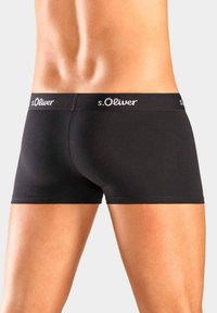 Schwarze Boxershorts aus elastischem Material mit glatter Textur. Verfügt über einen geprägten Bund mit weißem "s.Oliver" Logo.