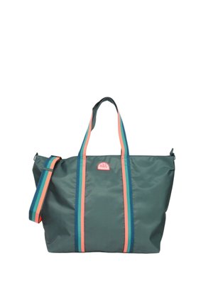 Borsa a mano verde con manici e tracolla a righe rosa e blu, con una piccola toppa tonda con logo al centro davanti.