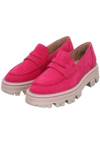 Mocassins en daim rose avec une semelle épaisse beige, des coutures apparentes et un design de vamp simple avec une bande décorative sur le dessus.
