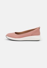 Ballerine in pelle rosa con punta arrotondata, suola intermedia bianca e suola esterna nera; presentano un profilo basso e un piccolo laccio posteriore.