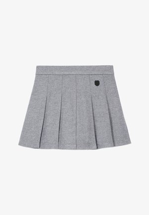 Jupe plissée grise en tissu, avec un emblème noir sur le côté gauche. Conçue avec une taille élastique et une forme évasée.