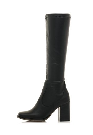 Stivali neri al ginocchio in pelle liscia, con punta affusolata e tacco grosso. Dettaglio laterale in elastico per una silhouette aderente.