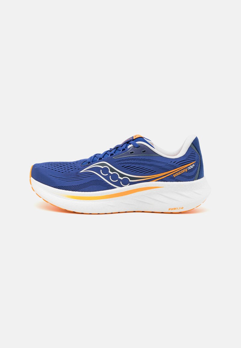 Baskets de sport bleu avec une tige en mesh, accents orange et une épaisse semelle intermédiaire blanche. Dotées d'une semelle texturée pour une meilleure adhérence et un bon soutien.