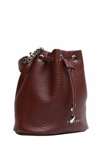 Borsa a secchiello in pelle strutturata bordeaux, con occhielli argentati e dettagli a catena, chiusa con coulisse.