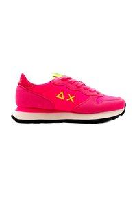 Scarpe sportive di un vivace rosa con una combinazione di texture scamosciata e in rete. Presentano dettagli gialli e una suola bianca e ammortizzata. Suola nera.