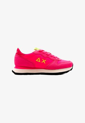 Scarpe sportive di un vivace rosa con una combinazione di texture scamosciata e in rete. Presentano dettagli gialli e una suola bianca e ammortizzata. Suola nera.