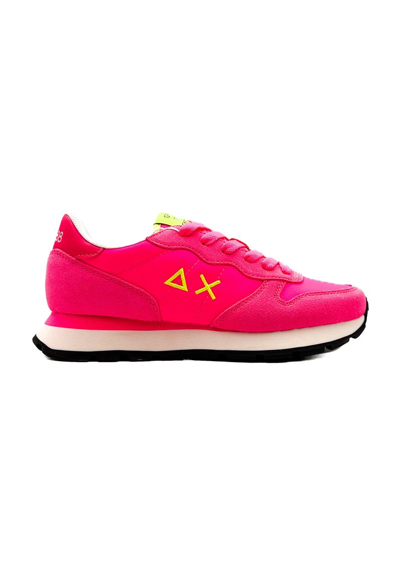 Scarpe sportive di un vivace rosa con una combinazione di texture scamosciata e in rete. Presentano dettagli gialli e una suola bianca e ammortizzata. Suola nera.