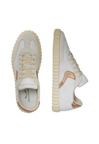 Sneakers bianche con tomaia perforata, accenti in suede beige e suola in gomma avorio testurizzata. Logo "Voile Blanc" sulla soletta.