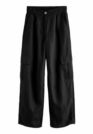 Pantalon cargo noir à jambes larges avec poches latérales, taille élastique à bouton, et poches à rabat sur chaque cuisse.