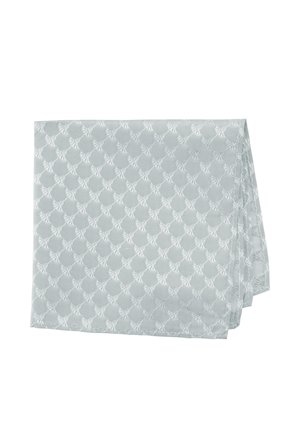 Hellgrauer gefalteter Stoff mit einem wiederholten Muster weißer, bestickter Blumenmotive.