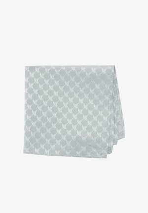 Hellgrauer gefalteter Stoff mit einem wiederholten Muster weißer, bestickter Blumenmotive.