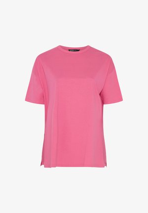 Lyserød t-shirt med korte ærmer og rund hals, afslappet pasform og små sideslidser ved kanten.