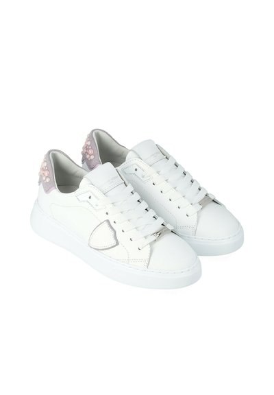 Sneaker bianche in pelle con chiusura a lacci, linguette posteriori in suede rosa decorate con perline di perla e suole in gomma bianca.