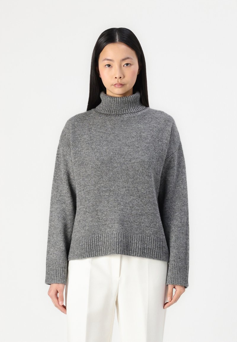 Grau gestrickter Rollkragenpullover mit geripptem Saum und Bündchen, im lässigen Schnitt und mit strukturiertem Stoff. Material aus Baumwollmischung.