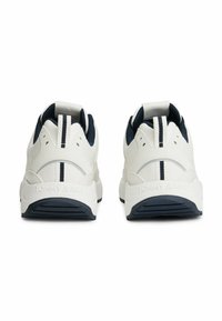 Baskets blanches avec des accents bleu marine, présentant un dessus en cuir lisse et en mesh, un col rembourré et une semelle en caoutchouc texturée. Logo sur le talon.