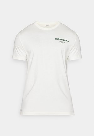Fehér pamut póló rövid ujjakkal, kerek nyakkivágással, és zöld nyomtatott logóval "BJÖRN BORG STOCKHOLM 1986" a bal mellen.