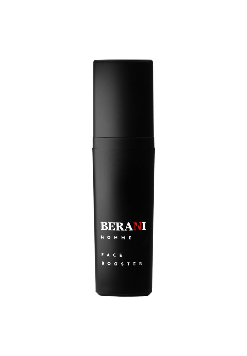 Czarna cylindryczna butelka o matowym wykończeniu, z białym napisem "BERANI HOMME FACE BOOSTER" z przodu. Prosty design i funkcjonalna nakrętka.