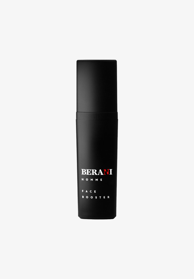 Czarna cylindryczna butelka o matowym wykończeniu, z białym napisem "BERANI HOMME FACE BOOSTER" z przodu. Prosty design i funkcjonalna nakrętka.