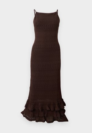 Robe en tricot marron avec des fines bretelles, un corsage ajusté, des motifs complexes et un ourlet volanté évasé en bas.